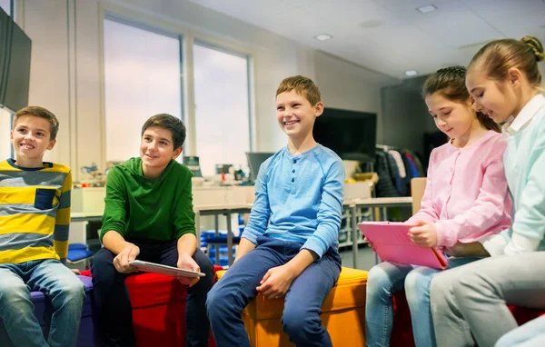 Groupe d'enfants heureux avec tablette pc à l'école — Photo