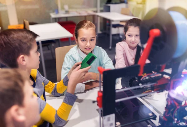 Crianças felizes com impressora 3d na escola de robótica — Fotografia de Stock