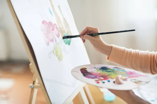 Artist with palette painting at art studio — Stock Photo, Image