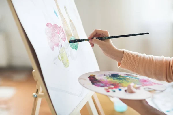 Artista con paleta de pintura en el estudio de arte — Foto de Stock