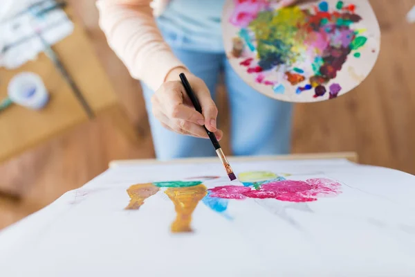 Artista com paleta e pintura pincel no estúdio — Fotografia de Stock