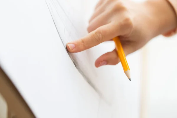 Artist with pencil drawing picture at art studio — Stock Photo, Image