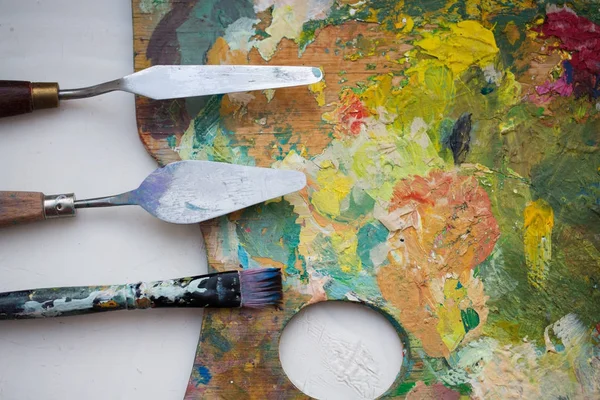 Couteaux de palette ou peinture spatules et pinceau — Photo