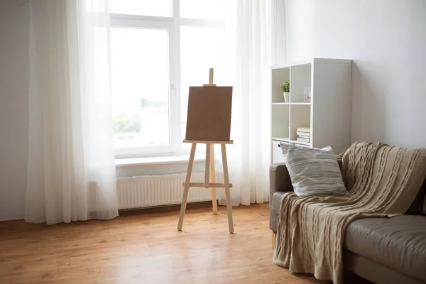 Деревянный мольберт в домашней комнате или художественной студии — стоковое фото
