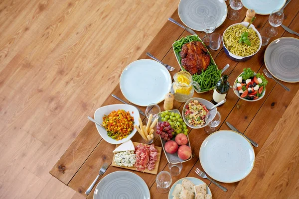 Různé potraviny na sloužil dřevěný stůl — Stock fotografie