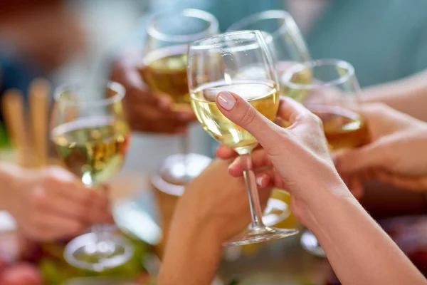 Mani clinking bicchieri di vino — Foto Stock