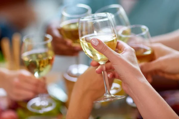 Mãos a bater copos de vinho — Fotografia de Stock