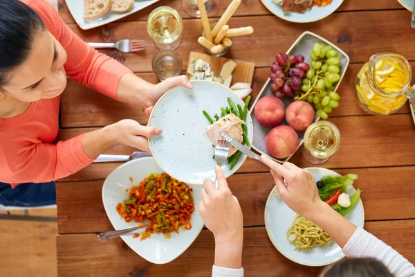 Donne che mangiano pollo per cena — Foto Stock