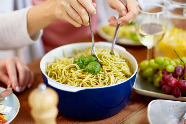 Pasta con basilico in ciotola e altri alimenti in tavola — Foto Stock