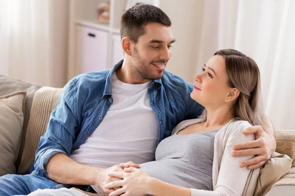 Man knuffelen zwangere vrouw thuis — Stockfoto