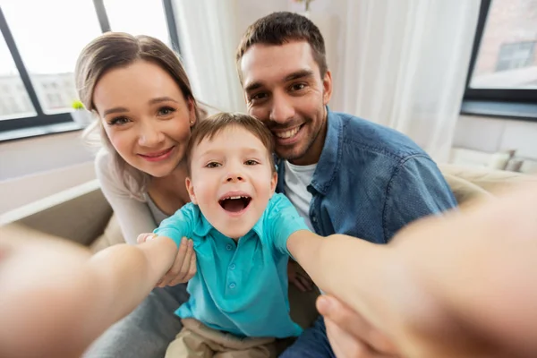 Mutlu aile evde selfie çekiyor. — Stok fotoğraf