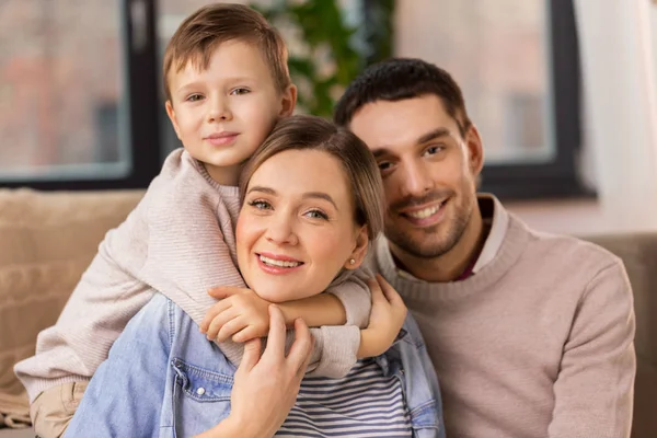 Счастливый семейный портрет дома — стоковое фото
