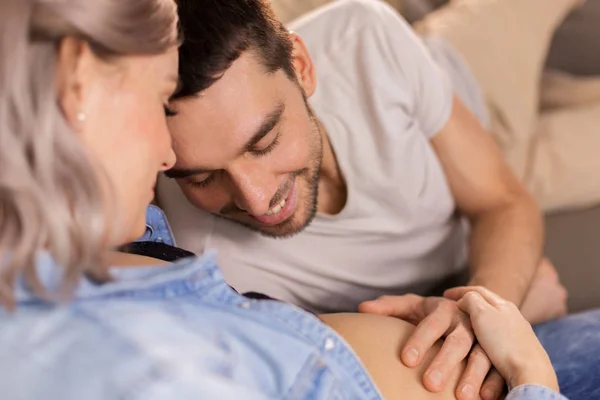 Hombre feliz con la mujer embarazada en casa —  Fotos de Stock