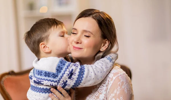 Glücklicher kleiner Sohn küsst seine Mutter — Stockfoto