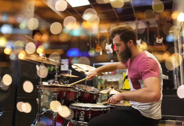 Музыкант играет на тарелках в музыкальном магазине — стоковое фото