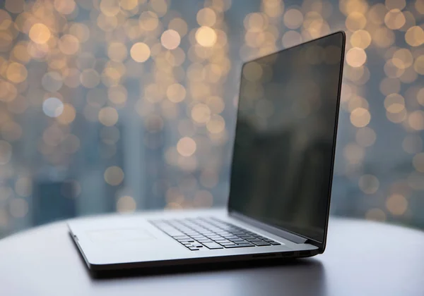 Laptop och kaffe kopp på bordet vid jul — Stockfoto