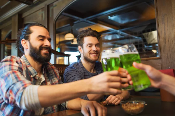 Amigos varones bebiendo cerveza verde en el bar o pub — Foto de Stock