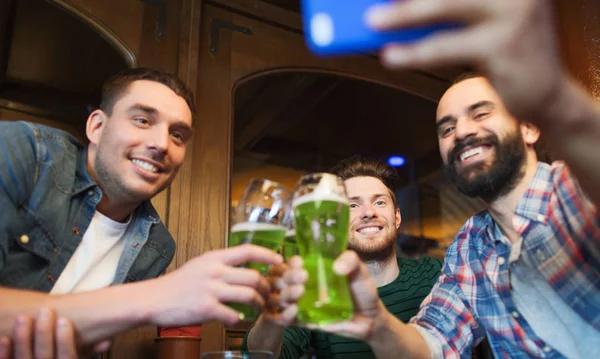 Vänner tar selfie med grön öl på puben — Stockfoto