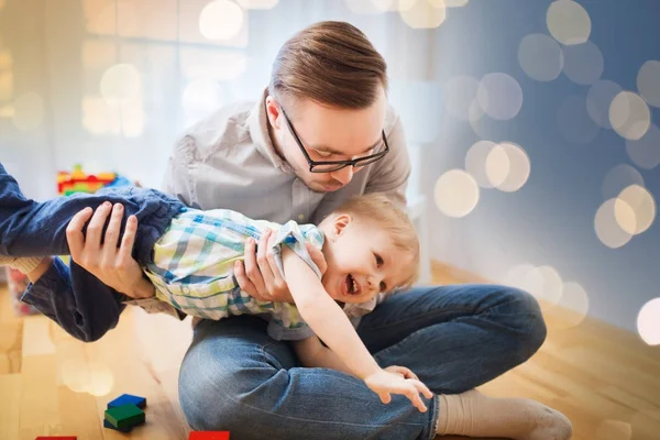 Vader en zoon spelen en plezier thuis — Stockfoto