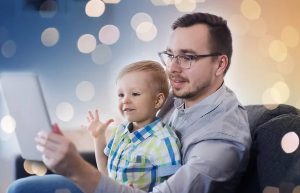 Padre e figlio con tablet PC giocare a casa — Foto Stock