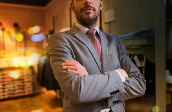 Primer plano del hombre en traje y corbata en la tienda de ropa — Foto de Stock
