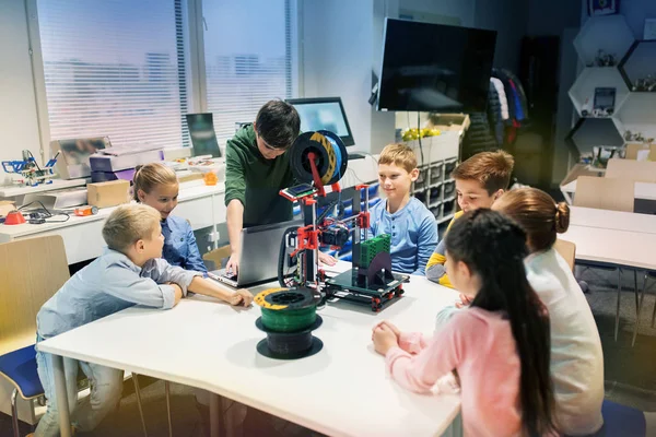 Niños felices con impresora 3d en la escuela de robótica —  Fotos de Stock