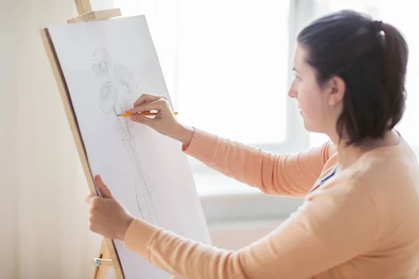 Artist with pencil drawing picture at art studio — Stock Photo, Image