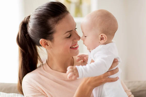 Gelukkig moeder met kleine babyjongen thuis — Stockfoto