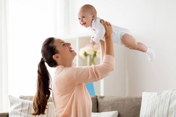 Feliz madre jugando con pequeño niño en casa —  Fotos de Stock