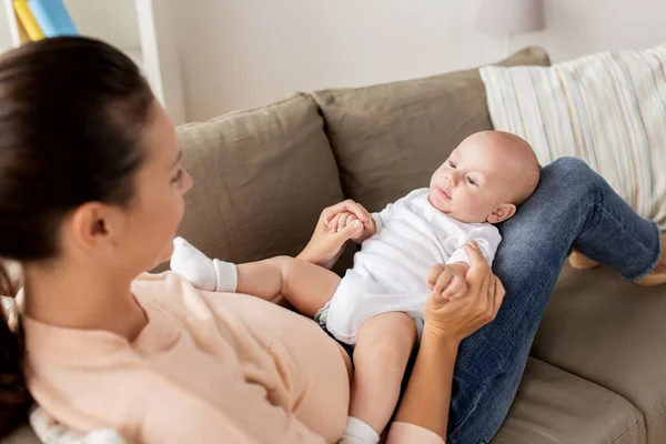 Felice madre con bambino a casa — Foto Stock