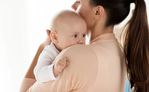 Närbild på lilla pojke med mamma — Stockfoto