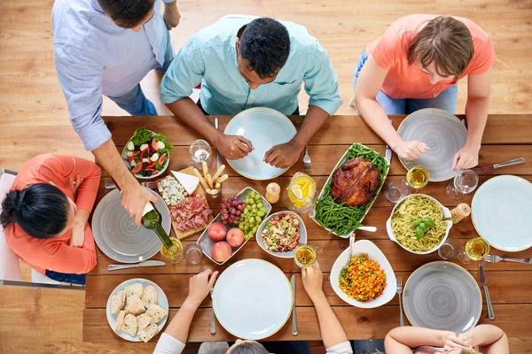 Grupo de personas que comen en la mesa con alimentos —  Fotos de Stock