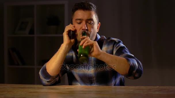 Homem bebendo cerveja e chamando no smartphone — Vídeo de Stock