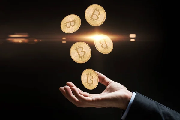Zbliżenie dłoni biznesmen z bitcoins — Zdjęcie stockowe