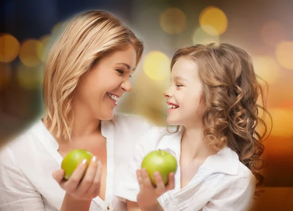 Mãe feliz e filha com maçãs verdes — Fotografia de Stock