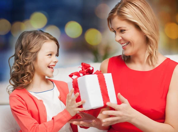 Gelukkig moeder en dochter met de doos van de gift — Stockfoto