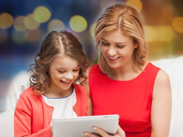 Madre e hija con tableta PC en casa —  Fotos de Stock