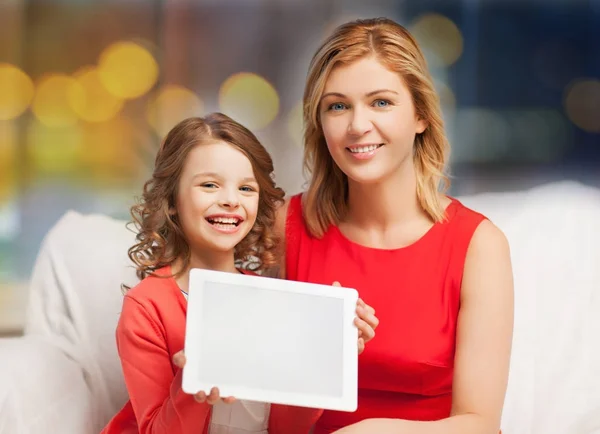 Madre e hija con tableta PC en casa —  Fotos de Stock