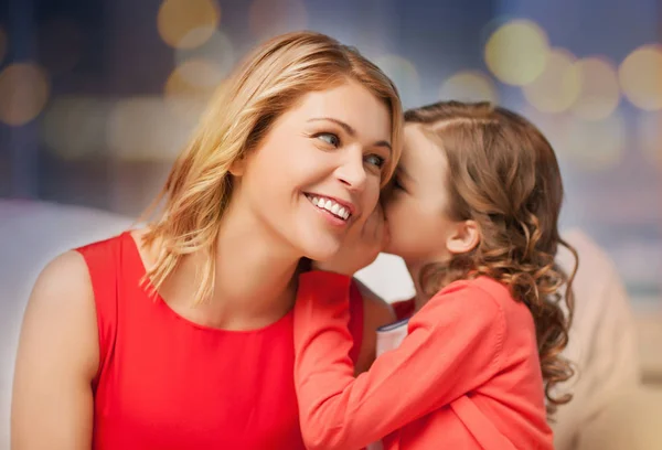 Счастливая мать и девочка, шепчущая в ухо — стоковое фото
