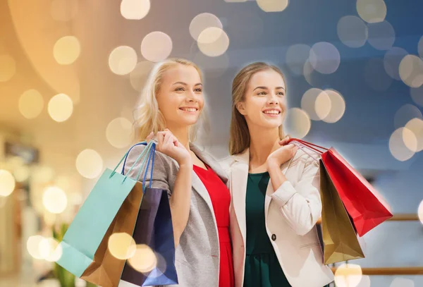 Szczęśliwy młodych kobiet z torby na zakupy w centrum handlowym — Zdjęcie stockowe