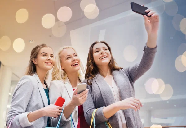 Donne con smartphone fare shopping e scattare selfie — Foto Stock