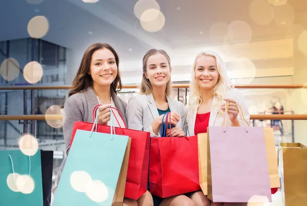 Genç kadınlarla mutlu alışveriş merkezinde alışveriş torbaları — Stok fotoğraf