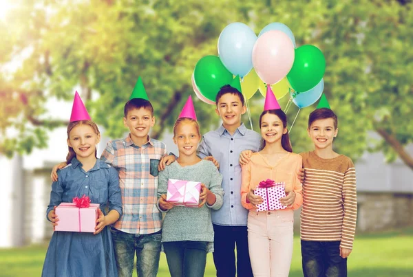 Crianças felizes com presentes na festa de aniversário — Fotografia de Stock