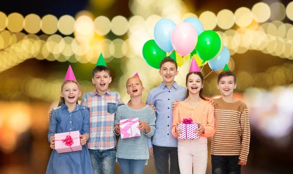 Gelukkige kinderen met geschenken op verjaardagsfeestje — Stockfoto