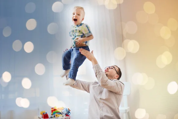 Vader en zoon spelen en plezier thuis — Stockfoto