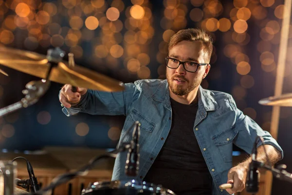 Musicien jouant du tambour kit au concert sur les lumières — Photo