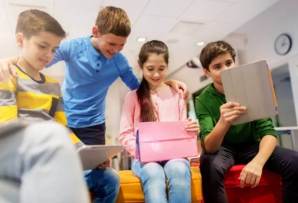 Csoport boldog gyerekek tabletta pc az iskolában — Stock Fotó