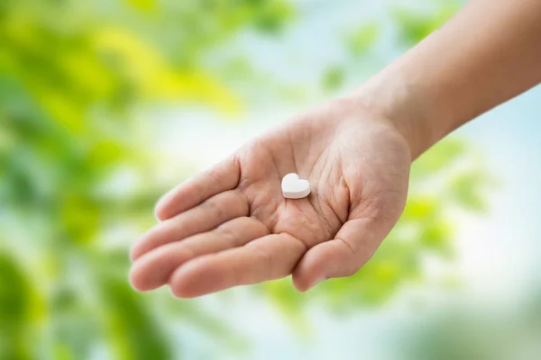 Primer plano de la medicina de mano píldora del corazón —  Fotos de Stock