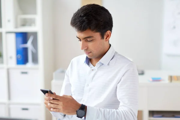 Hombre de negocios con smartphone en la oficina —  Fotos de Stock