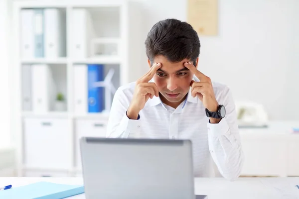 Uomo d'affari stressato con computer portatile in ufficio — Foto Stock